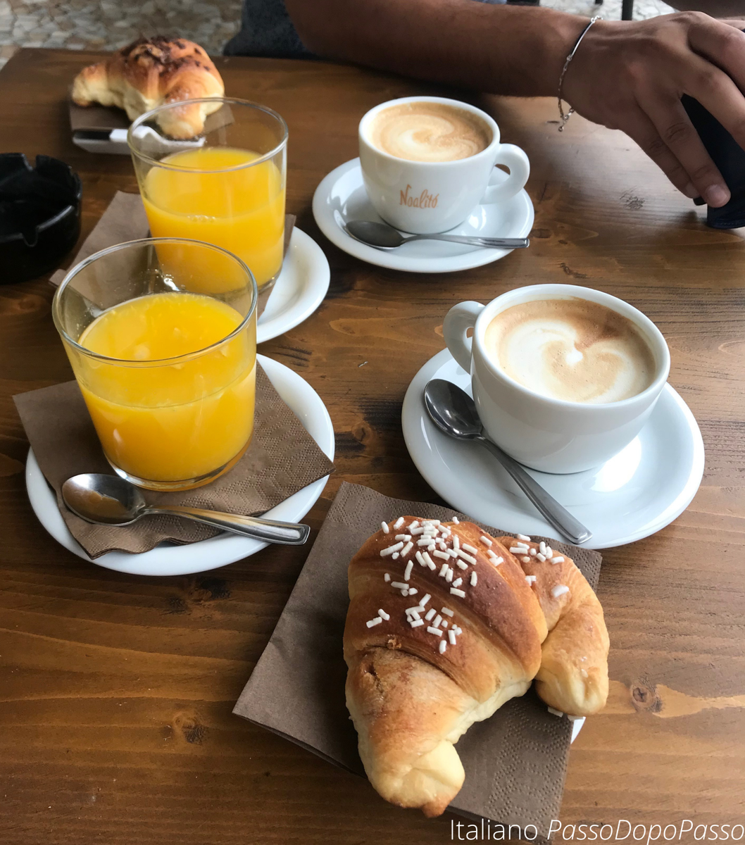 Фотография из личного архива. Завтрак в баре: каппучино, свежевыжатый апельсиновый сок и круассан.