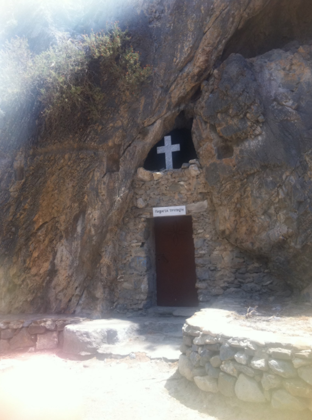 Пройдя между скал, слева видишь в скале  ... дверь 