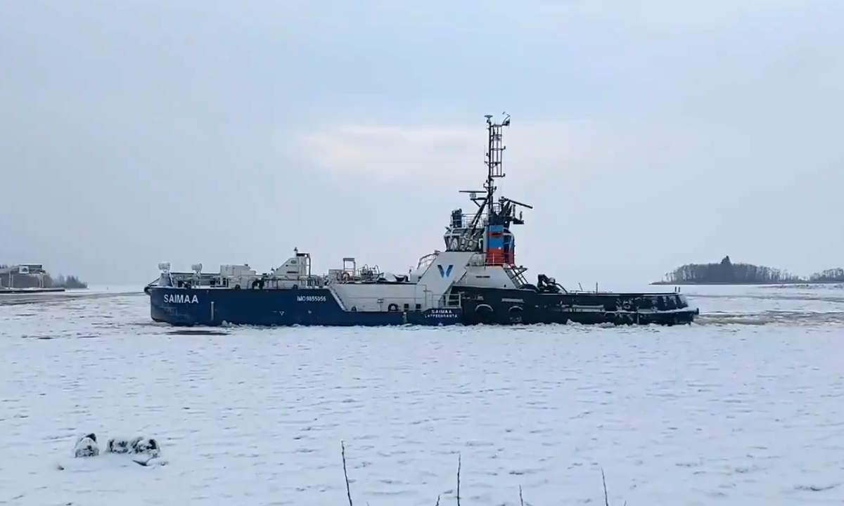  Самоходный ледокольный нос Saimaa и буксир Calypso / Кадр из видеоролика naviSaimaa