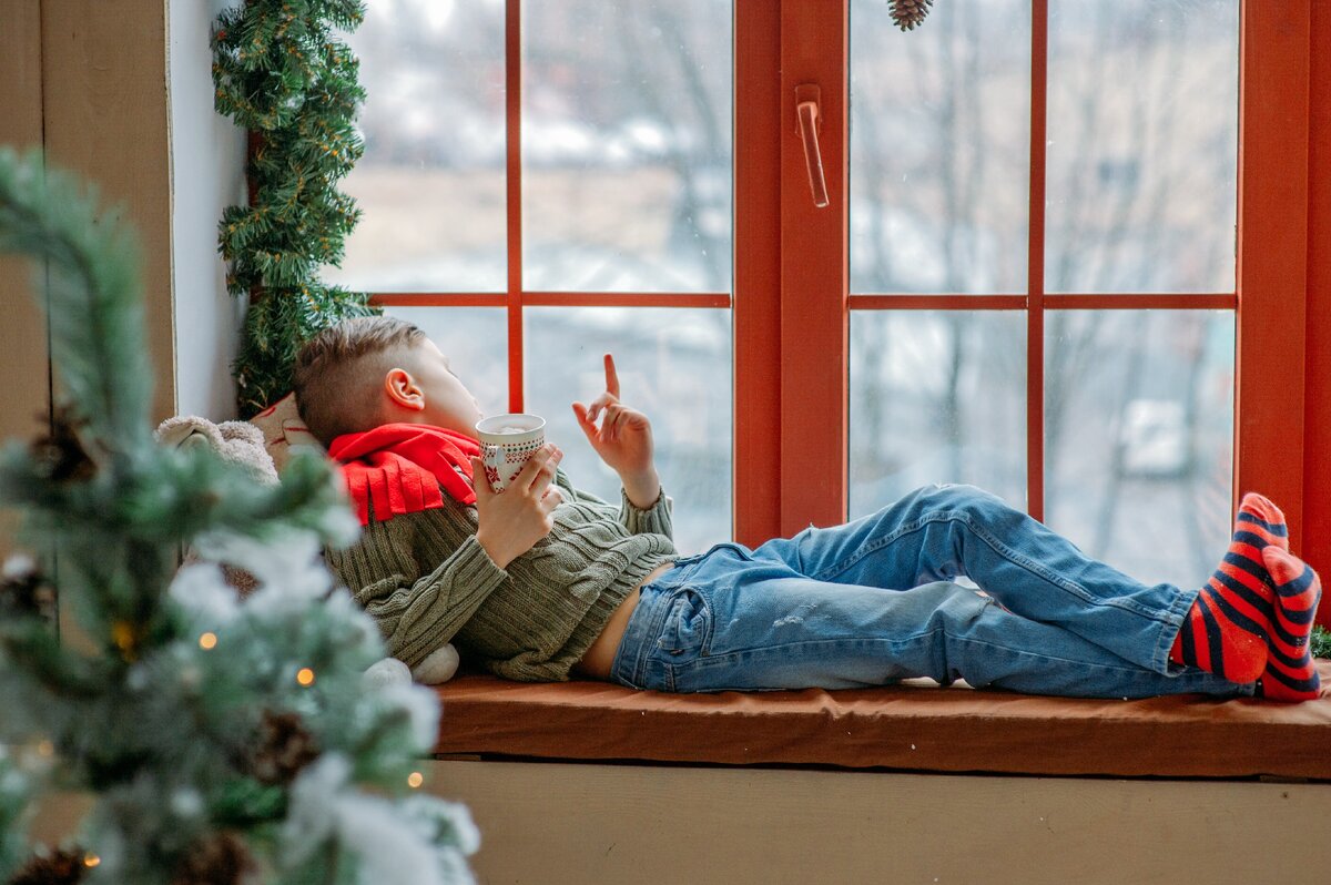 Максим был убеждён, что сказки — это пустые выдумки для глупых детей, а новогодние подарки под ёлку приносят родители.  