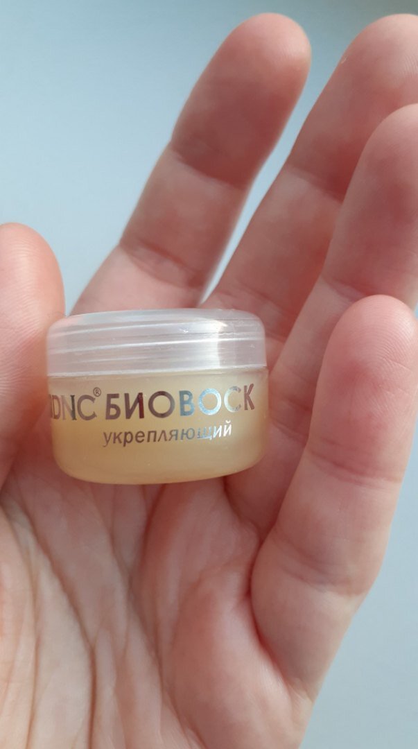 Биовоск для кутикулы, оказавшийся прекрасным антихолодовым средством для кожи вокруг глаз. Фото автора.