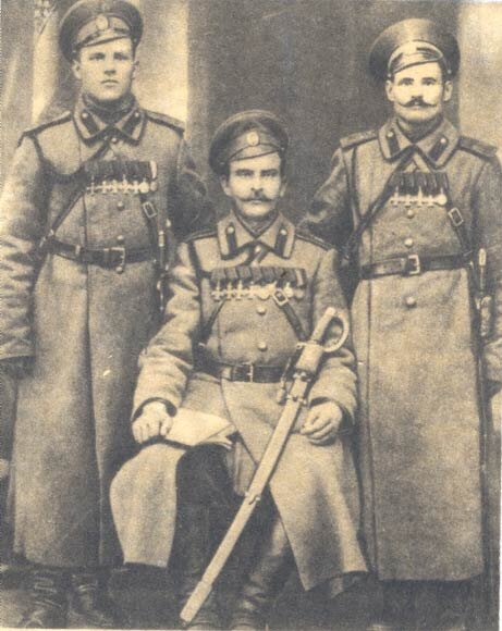 Аввакум Николаевич Волков (в центре). Источник фото: https://balalaika24.ru/history/7-velikikh-geroev-semi-voyn