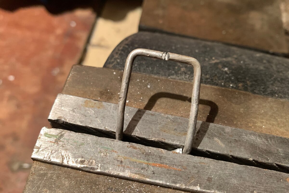 Плоскогубцами откусил проволоку посередине.