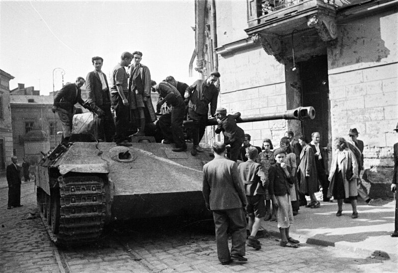 Жители города на броне брошенного немецкого танка T-V «Пантера» на улице Львова. Июль 1944 года. Фото Аркадия Шайхета