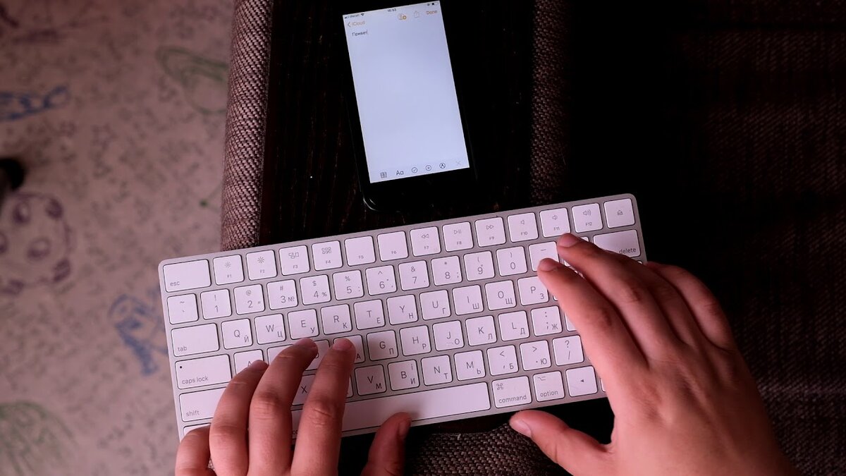 Типичное использование Bluetooth: подключение полноразмерной клавиатуры к планшету или смартфону. Подобные беспроводные соединения особенно полезны, когда вы используете портативные гаджеты, например, в поезде или самолете, а кабели действительно будут мешать.