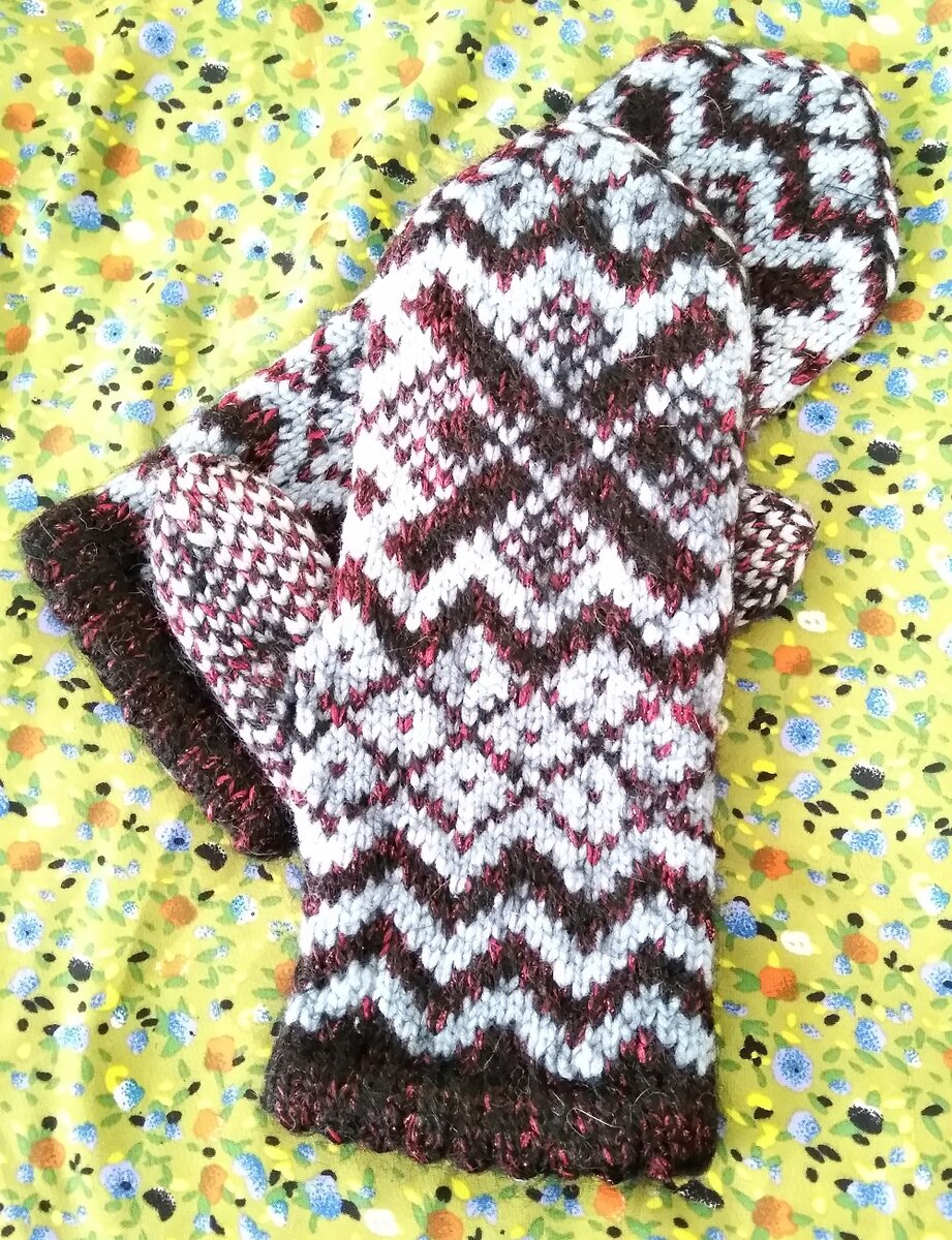 Связанные мной варежки