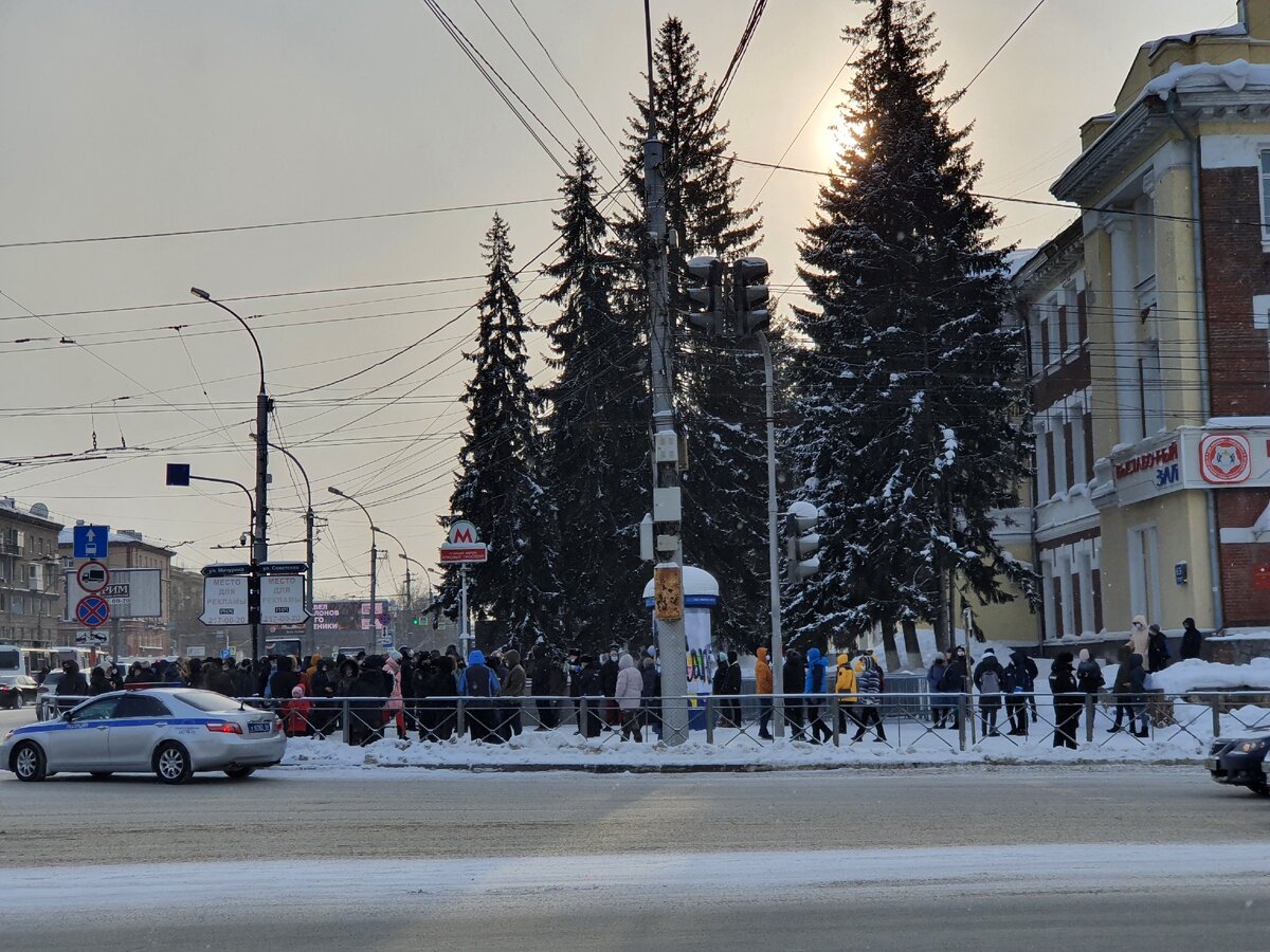 Метро Красный Проспект. Собственно "Дом Офицеров" возле которого на 14:00 была назначена акция.