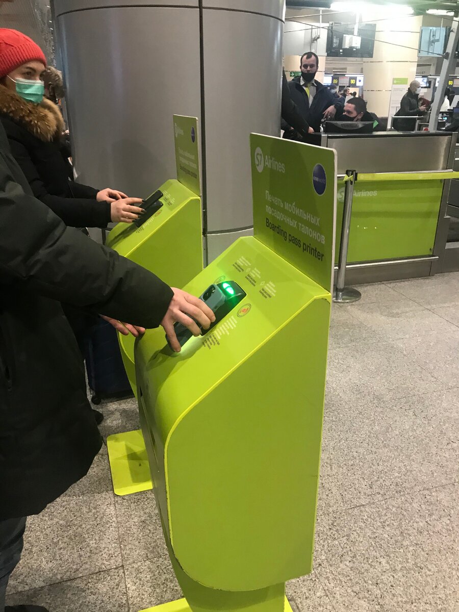 Принтер посадочных талонов. Открываете QR-код на телефоне и прикладываете к сканеру