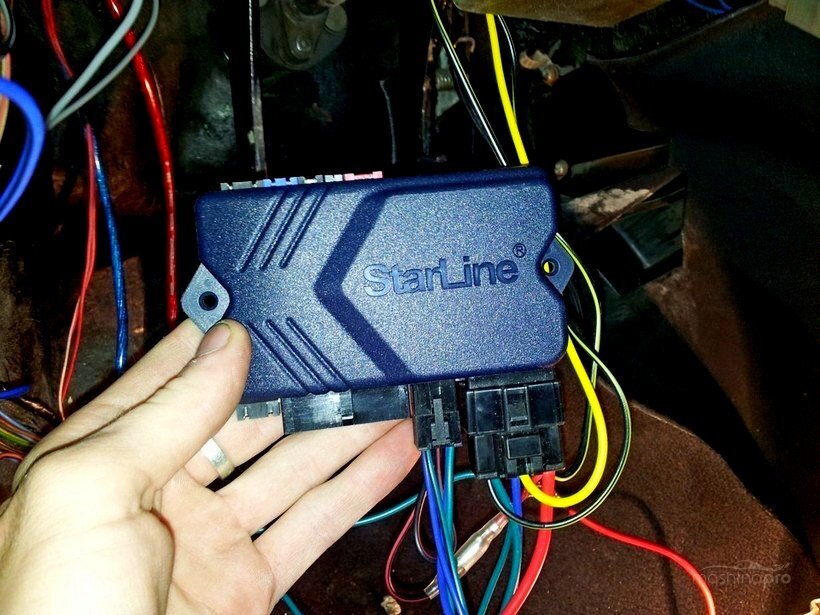 Блок управления сигнализацией StarLine, куда подключается много проводов