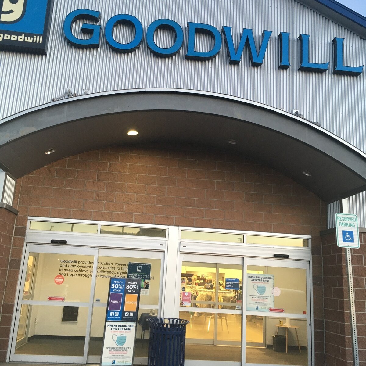 Табличка у магазина говорит о том, что сегодня на оранжевые ценники действует скидка 30%, на фиолетовы  50%