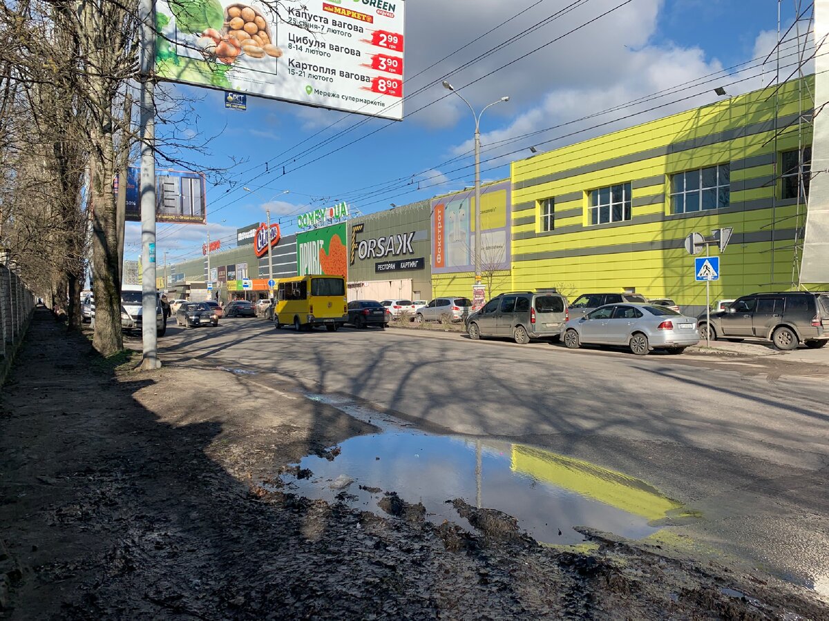 Херсон, ТЦ «Фабрика», где и находится популярная сеть украинских супермаркетов «Сільпо». Магазины под таким названием ещё  остались и в Крыму, но продают там уже не те продукты, что раньше 