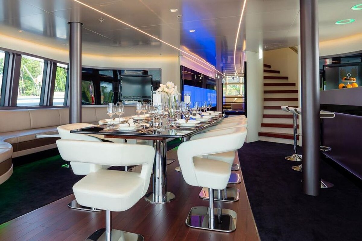 Современные интерьеры отличаются мягкими изогнутыми краями и палитрой белого, черного и синего цветов.