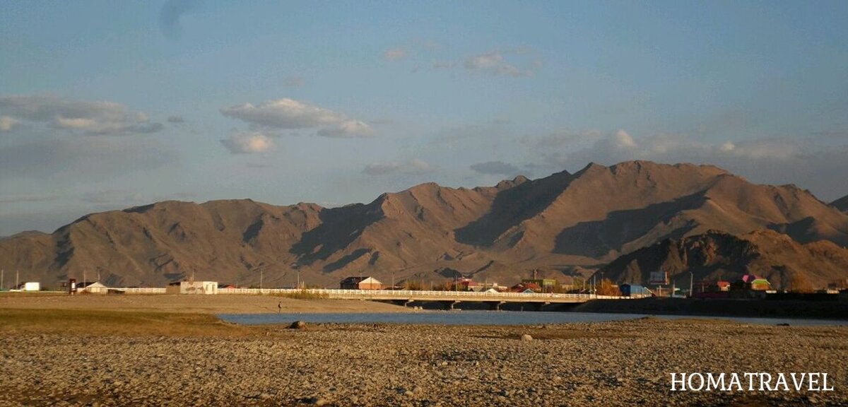 Монголия - страна чабанов и юрт, баранов и верблюдов, степей и гор.