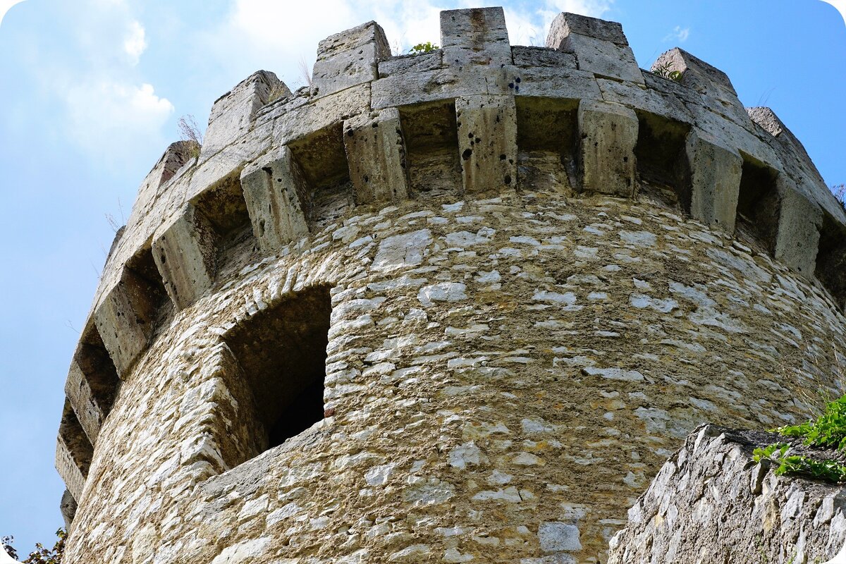 Она долго стоит над Джоном, будто не зная, зачем явилась. Хотя она, конечно, знает. Знает и боится // Фото из открытых источников