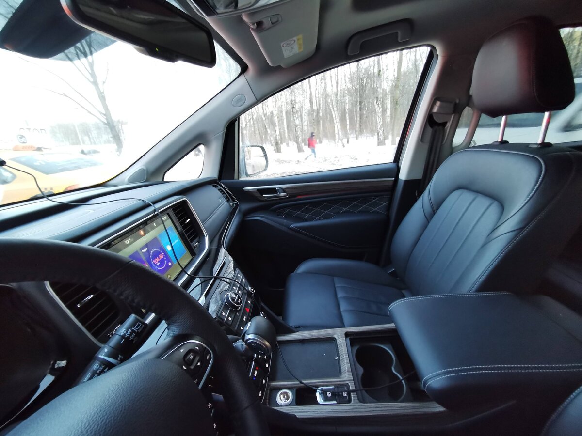 Передние кресла удобны. Подлокотник и центральное пространство функционально. Внутри и внизу много места для мелочи всякой...