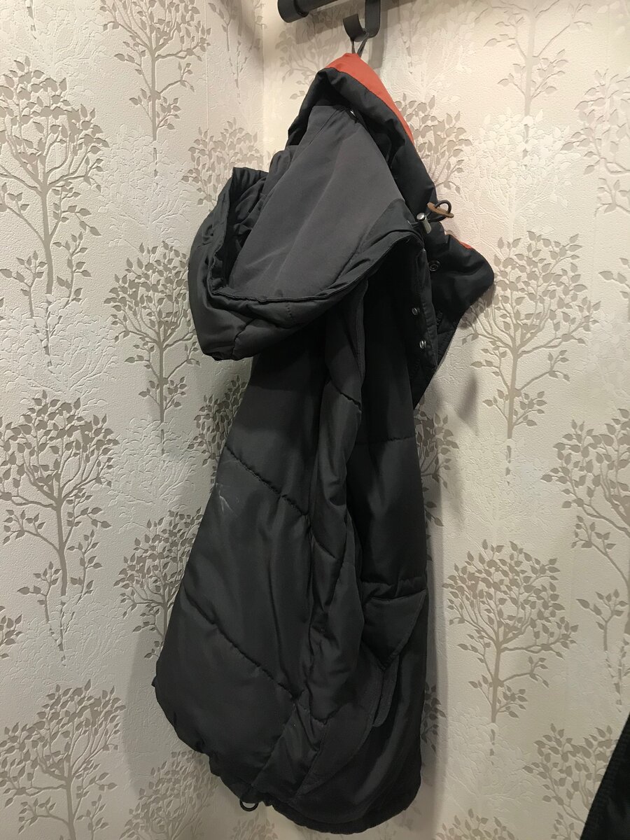 Например жилетка(безрукавка). В межсезонье или осенью, очень удобна и в ней достаточно тепло 