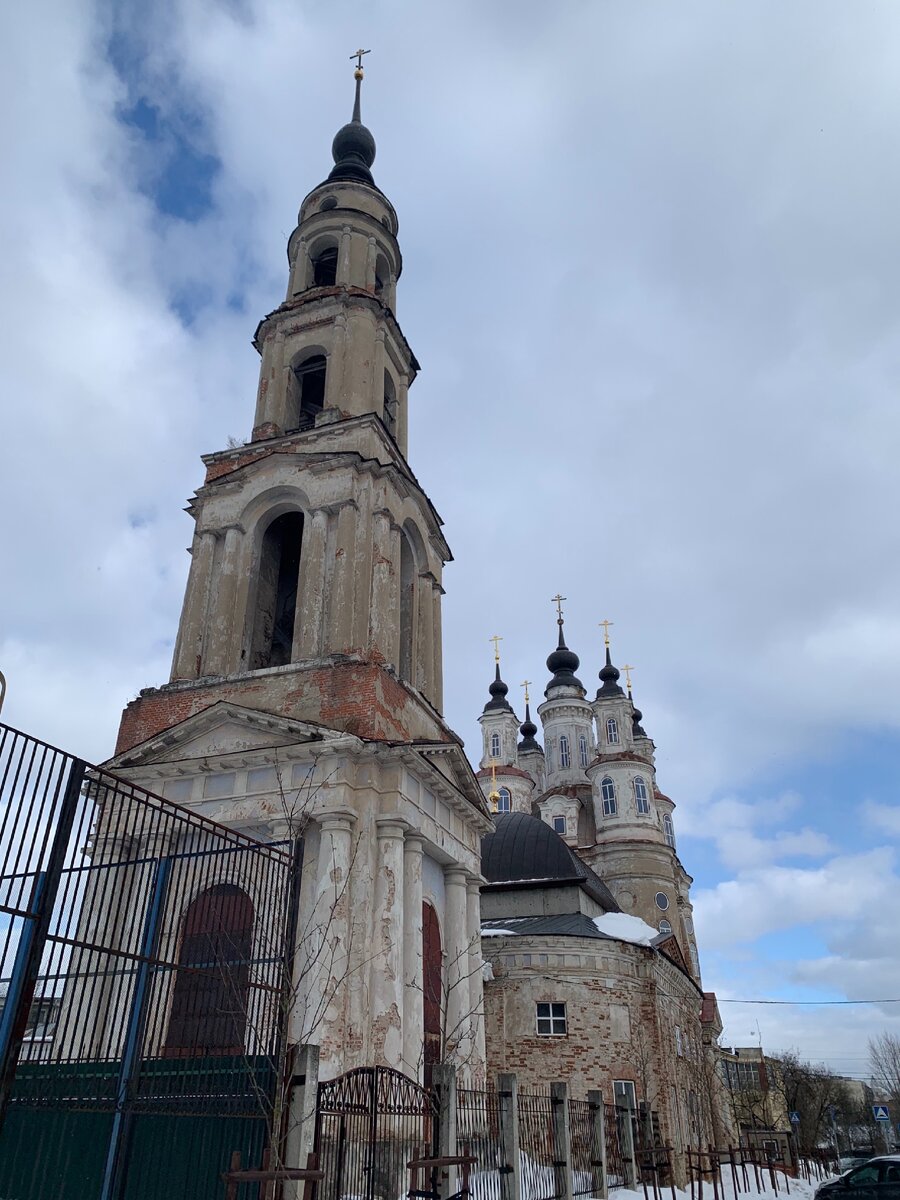 А он стоит такой, несмотря на все трудности
