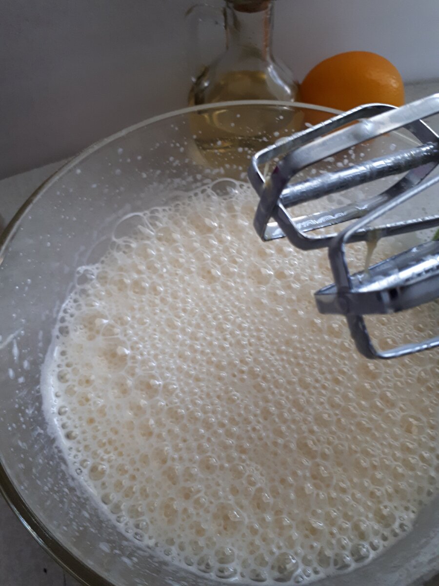 Сахар, яйца, молоко, растительное масло, сок лимон.