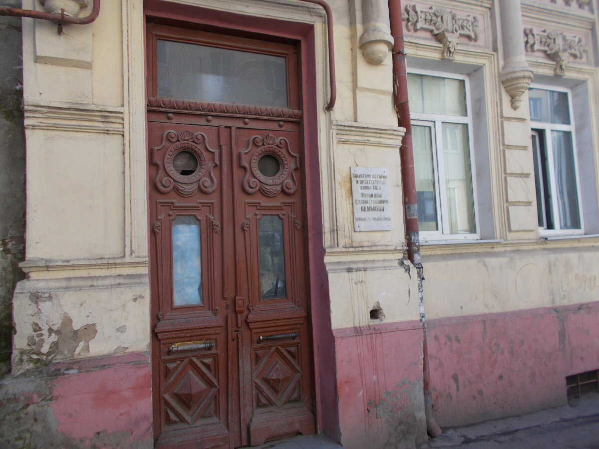 Видна табличка, указывающая, чей это был доходный дом 