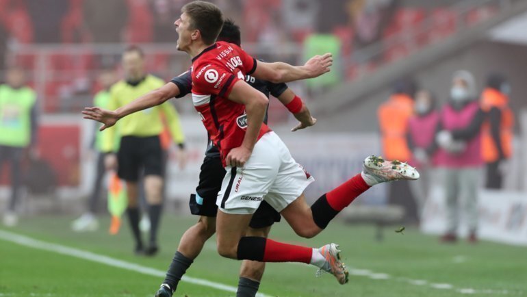 Ахметов играл в мяч, а а дальше нога пошла по инерции. Вопрос даже не в красной карточке, а в том, фол ли это вообще. Соболеву больно, но это футбол, бывает и больно.