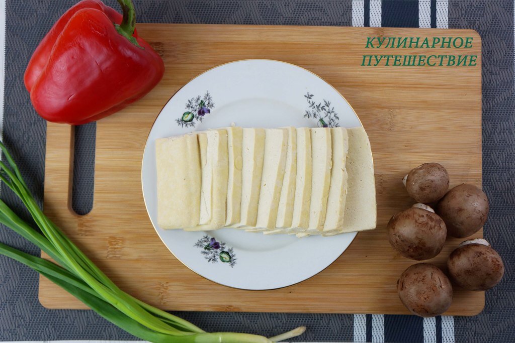 Нарезаем тофу на кусочки