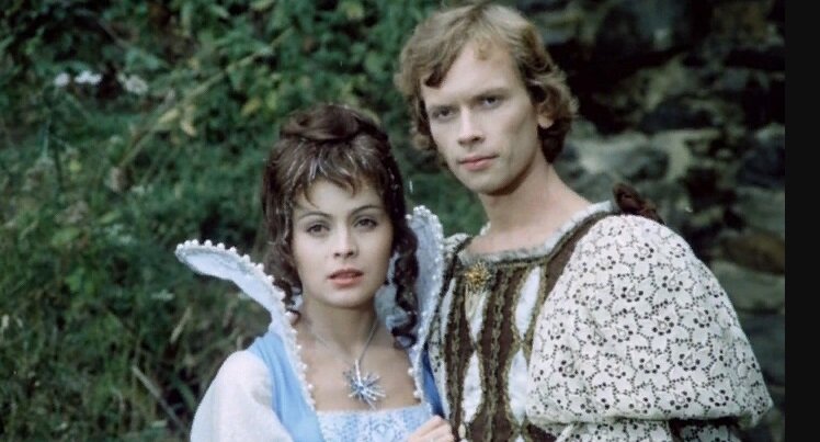 ЧЕШСКАЯ АКТРИСА ЛИБУШЕ ШАФРАНКОВА И СЛОВАЦКИЙ АКТЕР ЮРАЙ ДУРДИАК. (Кадр из фильма *Принц и вечерняя звезда*\Ворличек)