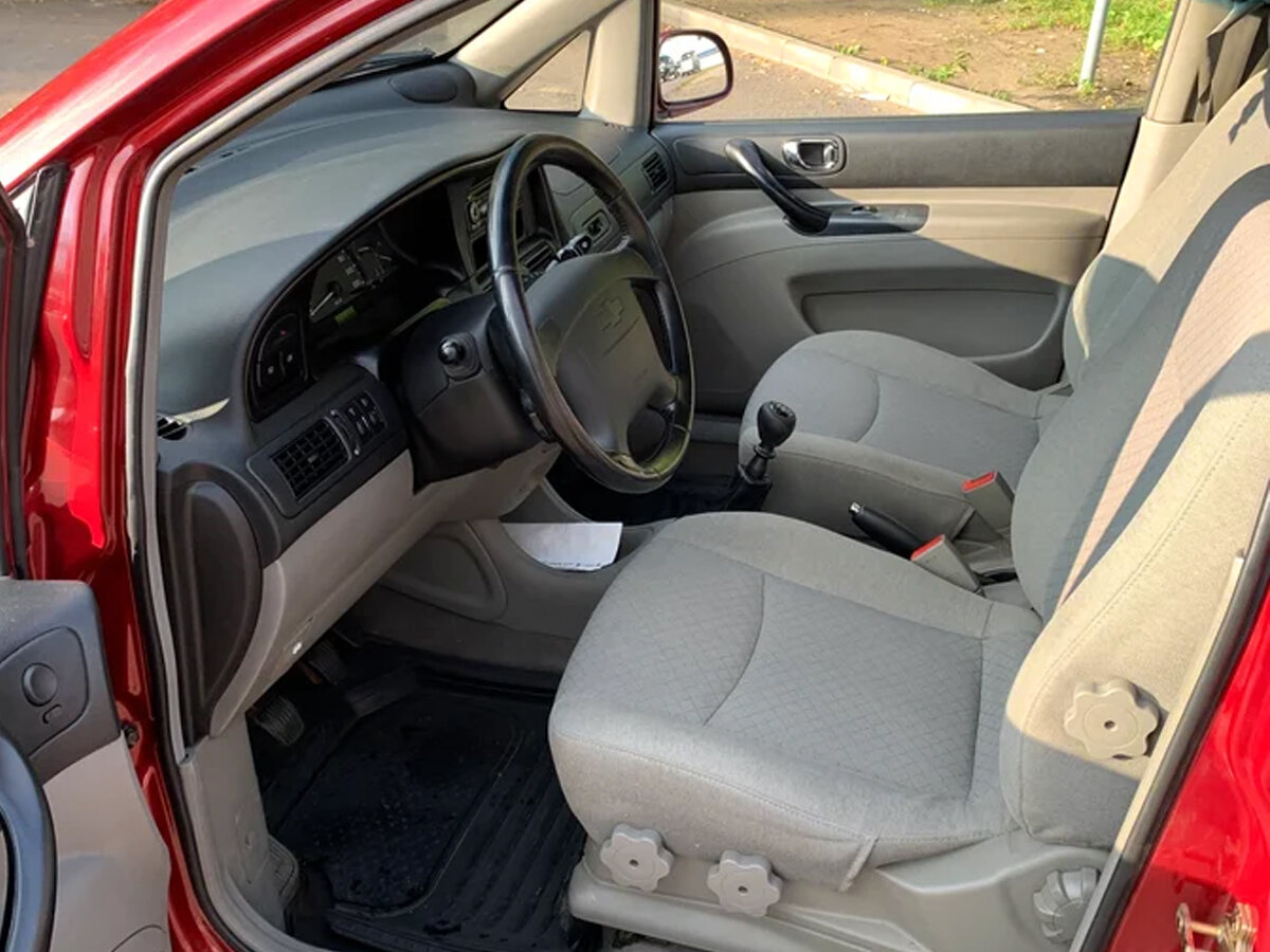 Передний ряд сидений (фото с сайта авто.ру)