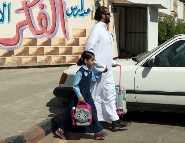 Саудовская аравия дети. Детская одежда в Саудовской Аравии. Одежда детей Саудовской Аравии. Королевские детки Саудовской Аравии на тачках.
