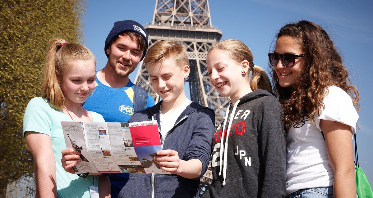 Французские школьники изучают буклет 