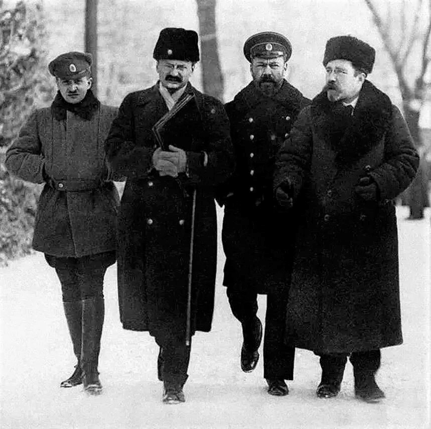 Члены российской делегации в период мирных переговоров между представителями Советской России и Центральных держав в Брест-Литовске. Слева направо: капитан В.В. Липский, народный комиссар по иностранным делам Республики Л.Д. Троцкий, контрадмирал В.М. Альтфатер и член ЦК РСДРП(б) Л.Б. Каменев.