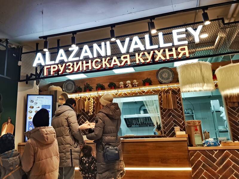 Для начала выбираете какую кухню вы предпочитаете в это время суток...