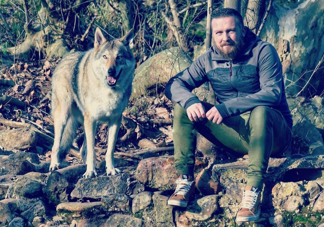 Лесник и волк, фото @Joker_wolfdog