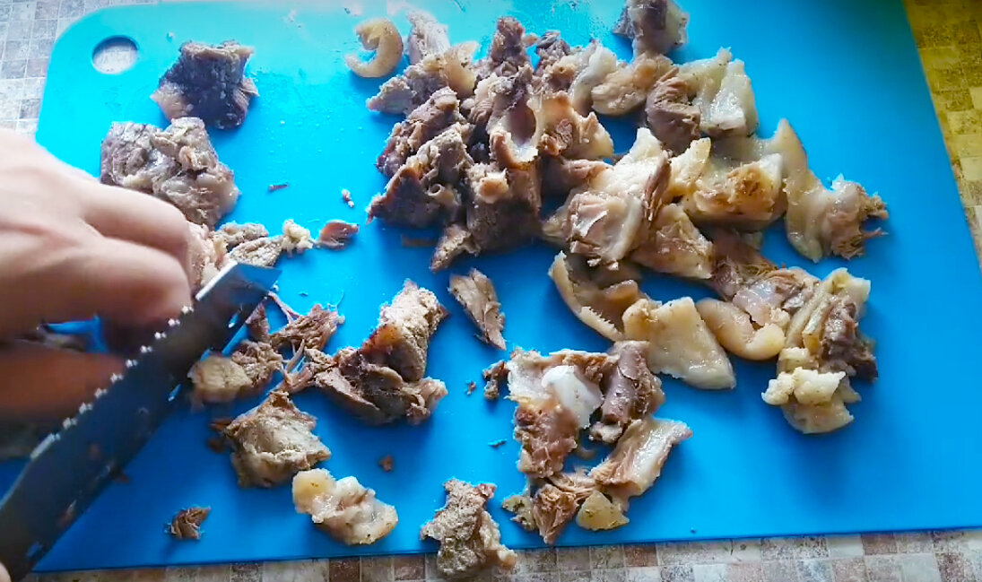Нарезаем мясо и обжариваем лук с морковкой
