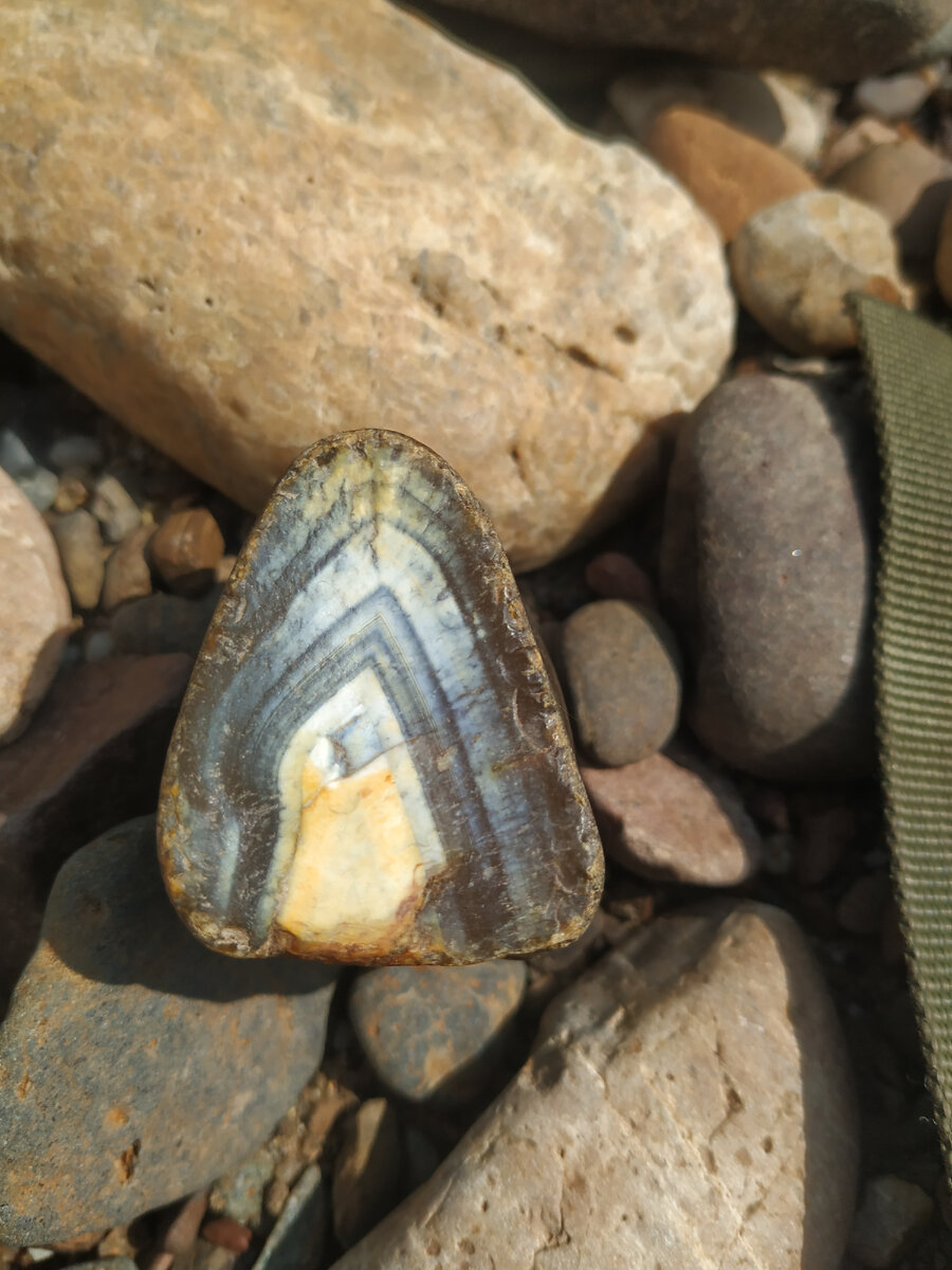 Вот так природа расколола и оголила рисунок, который был внутри камня, благодаря чему он и был найден.