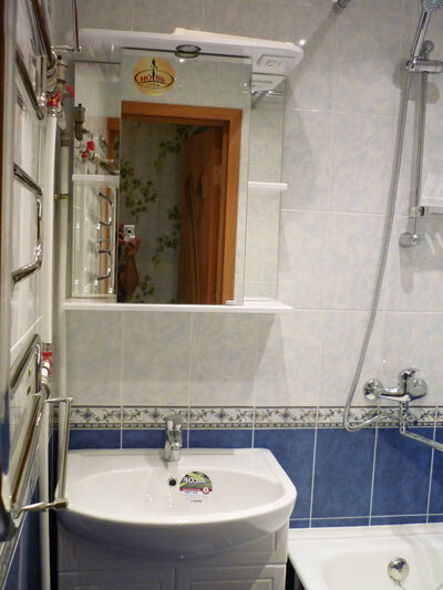 Тумбочка с раковиной и зеркало