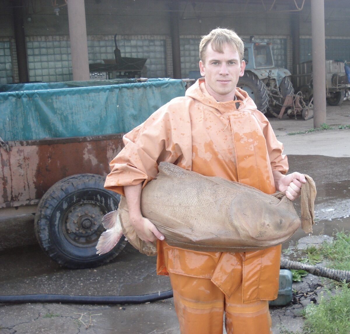 На фото в руках у меня толстолоб весом 28 килограмм.