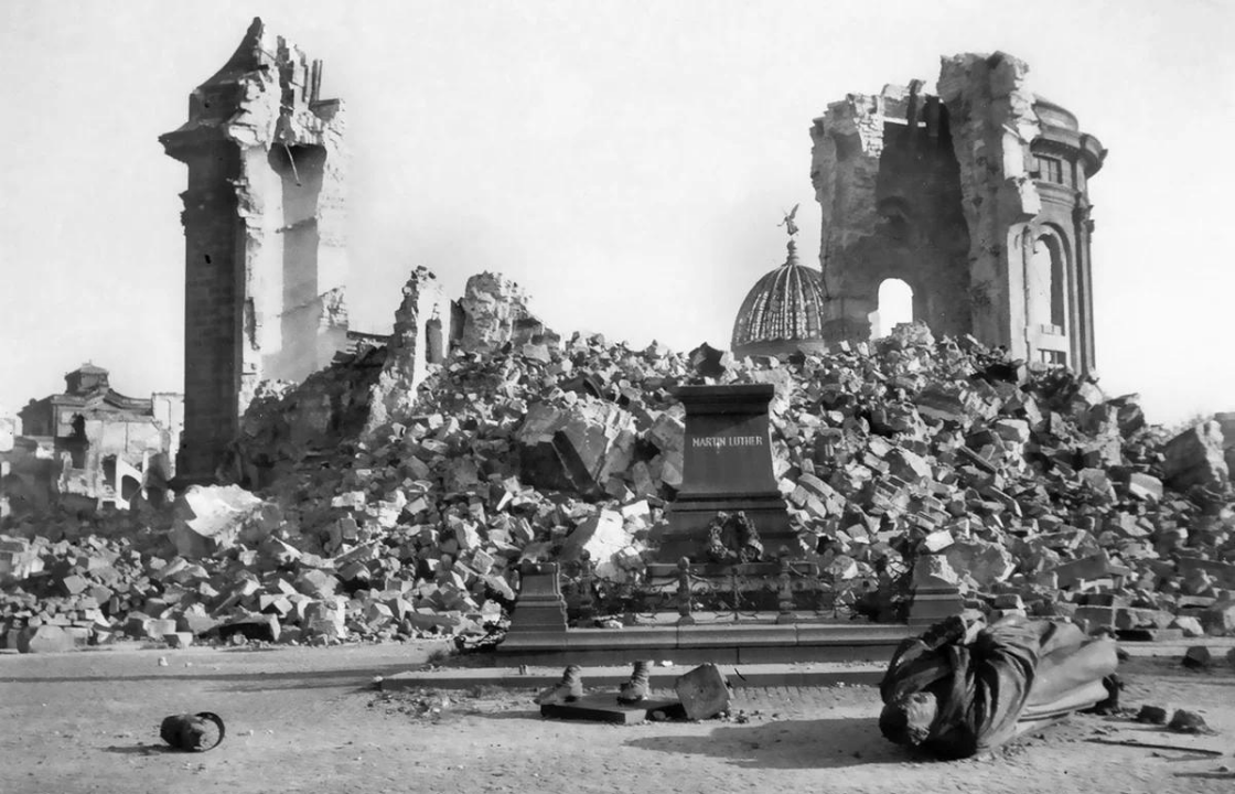 Дрезден после спецоперации, проведённой британскими и американскими ВВС в феврале 1945 г. 
