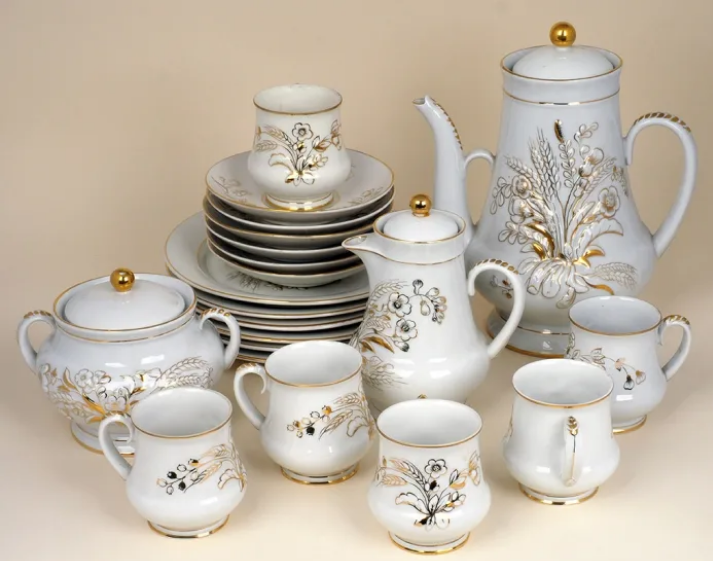 Сервиз во всём великолепии, в полной комплектации (21 предмет). В данном примере сервиз поздней росписи 1980-х годов, более тонкой и технологичной. Первоначально позолота была почти полностью накладной на листьях и цветах.  Фото взято из свободного доступа в интернете. 