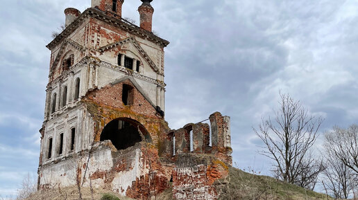 Зашли в разрушенный храм, а там фото патриарха. Показываю одну из самых атмосферных церквей под Суздалем