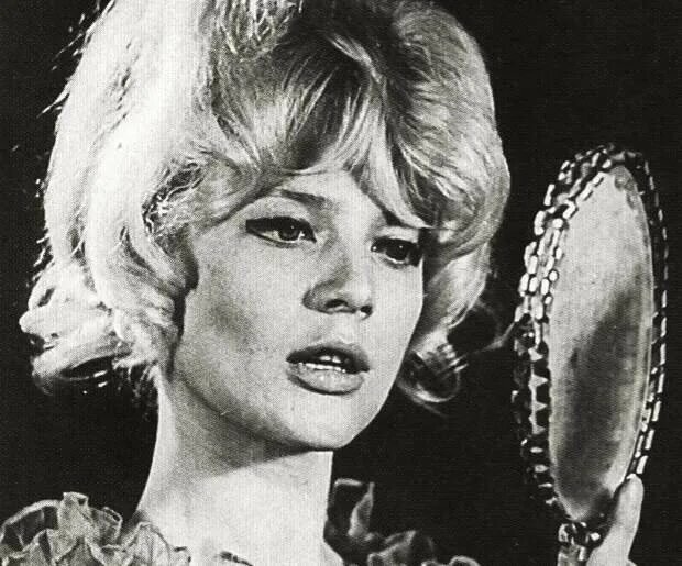 Невероятной красоты девушка, юная актриса. 