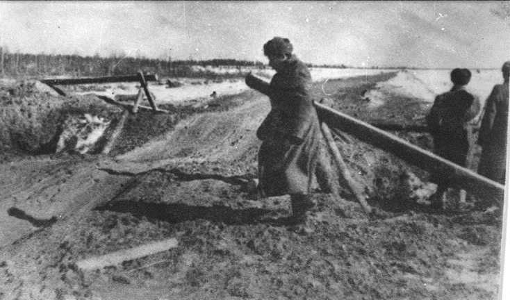 На разрушенной дороге. Фото ТАСС