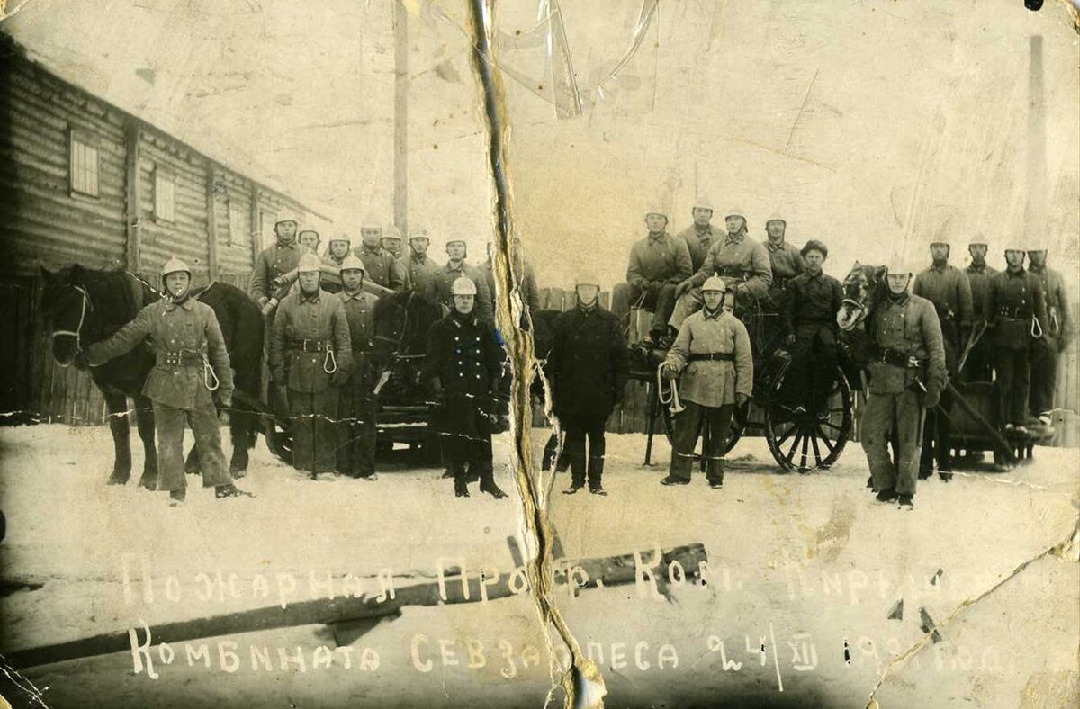 Пожарная профессиональная команда Киришского комбината «Севзаплеса» (фото из архива Киришского историко-краеведческого музея)