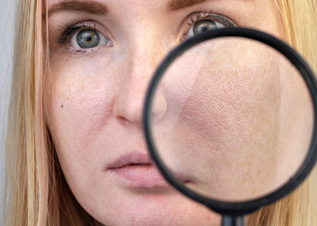 планета через лупу. кожа под увеличительным стеклом. кожа через лупу. кожа лица девушки под увеличительным стеклом. рука под лупой.