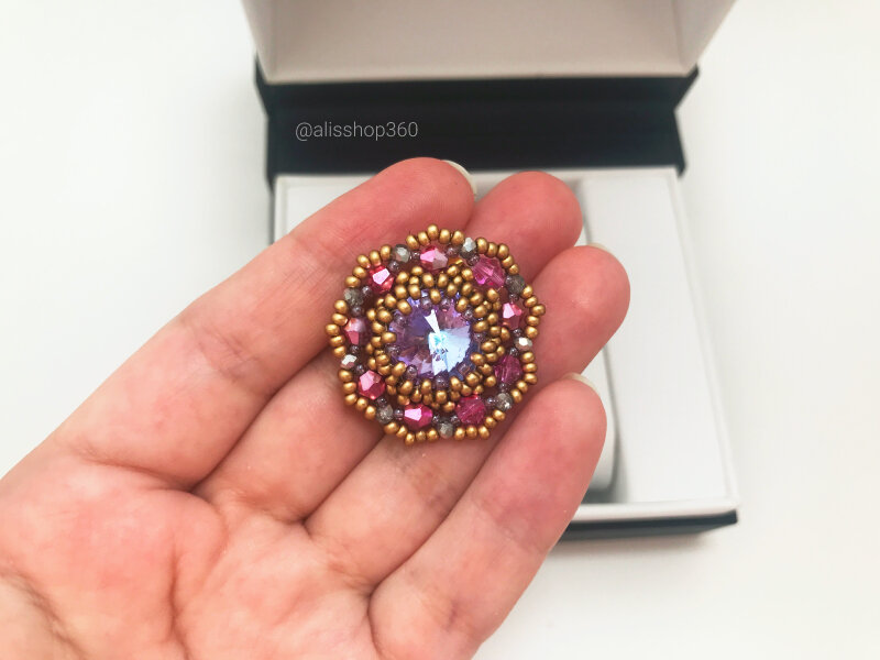 Брошь из кристалла