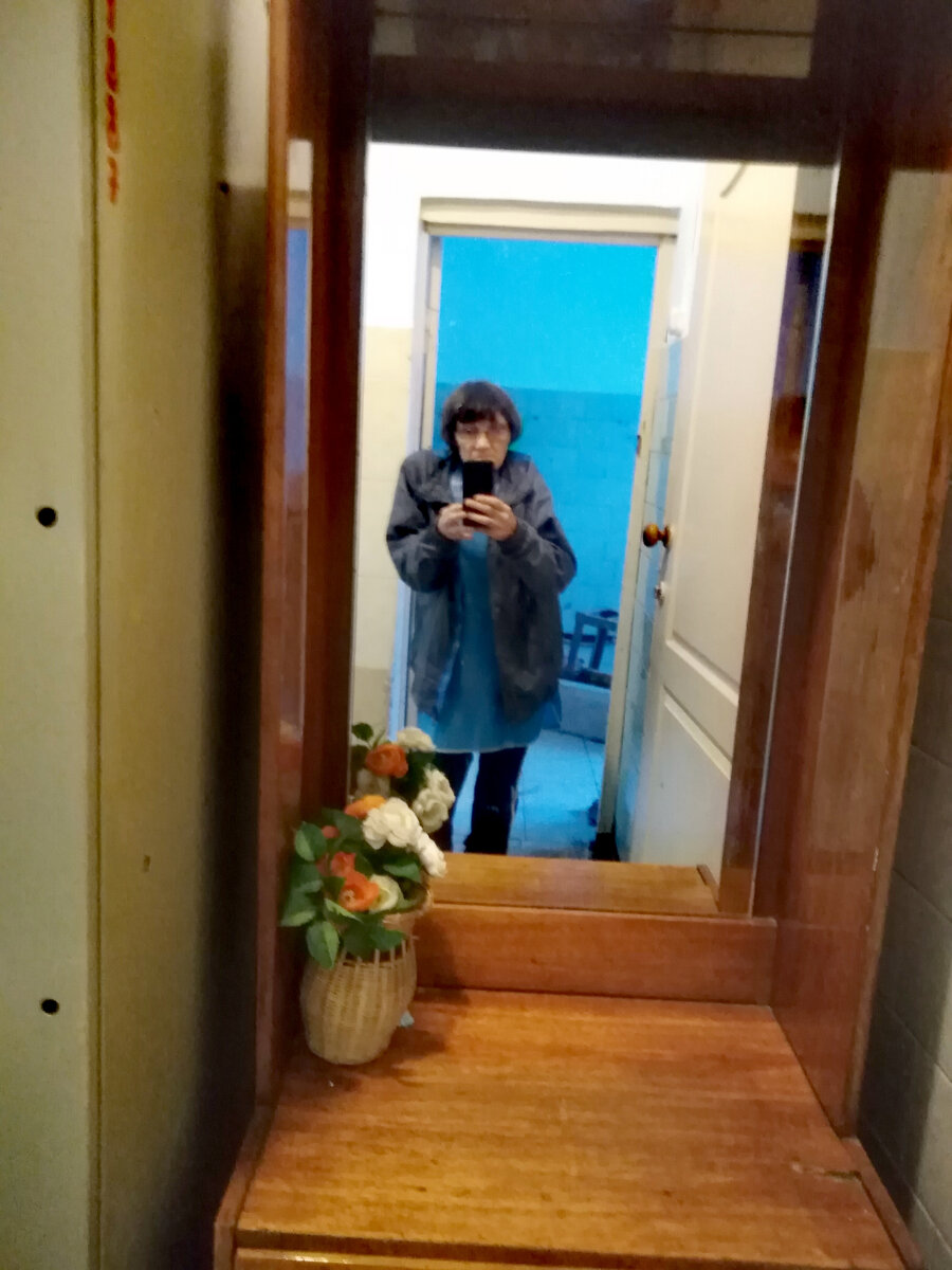 Это я на работе. Хожу в столовую картошку помогаю чистить.