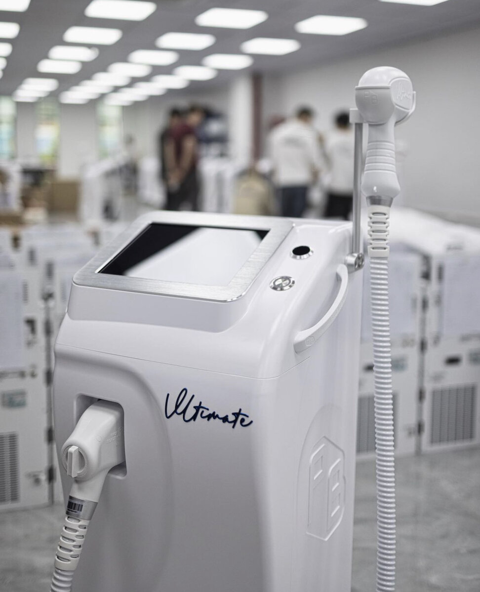 «Спящие фолликулы»⠀
Миф, который мы слышим очень часто от некоторых «мастеров» , но так ли это? ⁣⁣⠀
⁣⁣⠀
Понятие «спящих фолликул» в ЛЭ не существует в принципе. Этот миф выдуман неопытными мастерами, которым нужно оправдать откат процедуры 🤷‍♂️ ⁣⁣⠀
⁣⁣⠀
Сам по себе термин «спящие фолликулы» встречается в трихологии, в области головы и трактуется, как слабоработающий фолликул. Например, из луковицы появляется не три волоска, а один ☝️ это и называется спящим фолликулом. Т.е. фолликул, который функционировал, но сейчас он не функционирует на прежнем уровне, но не иначе. А вот по телу таких волос нет. ⁣⁣⠀
⁣⁣⠀
Поэтому, когда мастера употребляют термин «спящих луковиц», они слабо понимают о чем говорят.⁣⁣⠀
⁣⁣⠀
Почему они так говорят и продолжат это делать❓⁣⁣⠀
⁣⁣⠀
На самом деле, причины тут две:⁣⁣⠀
⁣⁣⠀
❌ Оборудование. Большинство лазеров не имеют грамотных параметров и плавной регулировки, у себя в telegram канале я часто это показываю. Так же нет достаточного запаса энергии для работы (слабый лазер). Откат или «активация спящих луковиц» обеспечена.⁣⁣⠀
❌ Неграмотность мастера. Если мастер не поднялся по энергии до нужного уровня или работает хаотично, то откат также обеспечен. ⁣⁣⠀
⁣⁣⠀
Важно, что даже дешевый Китайский лазер (с низкими параметрами) даст Вам видимый результат после 1-2 процедуры, но далее будут лишь откаты и недовольные клиенты🤷‍♂️⁣⁣⠀
⁣⁣⠀
В трихологии, при пересадке волос, используют инфракрасные шлемы, для того чтобы инфракрасный спектр прогрел весь дермальный слой и активизировался рост волос. Тем самым, небольшое количество энергии способствует пробуждению роста волос!⠀⁣⁣⠀
Но при этом, спящие фолликулы не могут появится там, где их никогда не было.⁣⁣⠀
⁣⁣⠀
Т.е активизировать рост волос на голове у лысого мужчины при помощи лазера не получится. Поэтому, если идёт активация роста волос, это ошибка мастера или некачественное оборудование, а не мифы о «спящих фолликулах» которые вдруг «заколосились» в зонах, где ещё в прошлую процедуру был пониженный рос волоса.