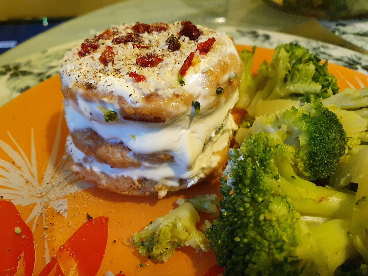 В кунжутной посыпке с хлопьями паприки, в паре с брокколи