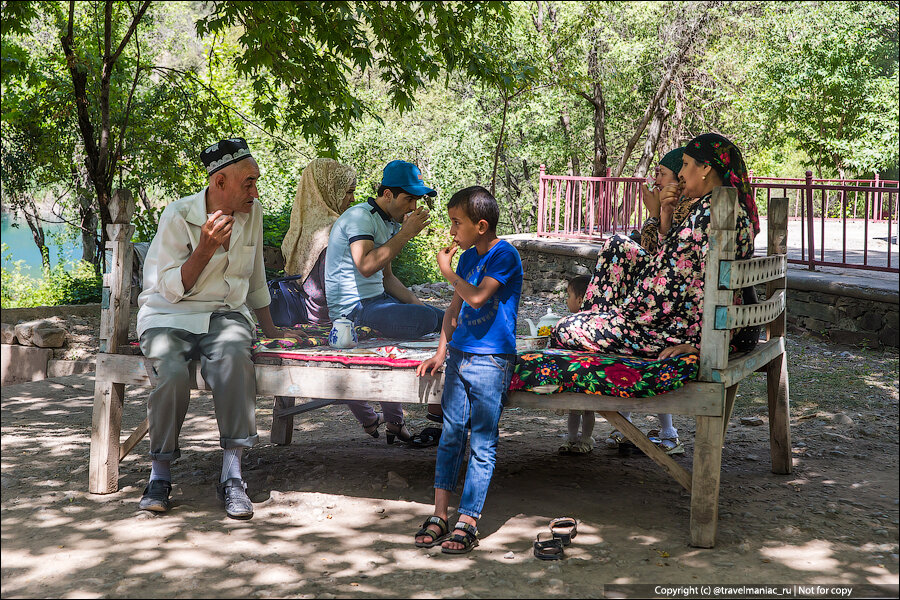 Люди отказываются от таджиков. Таджикские женщины. Таджикские жены. Женщина из Таджикистана. Таджикские женщины с детьми на детских площадках.