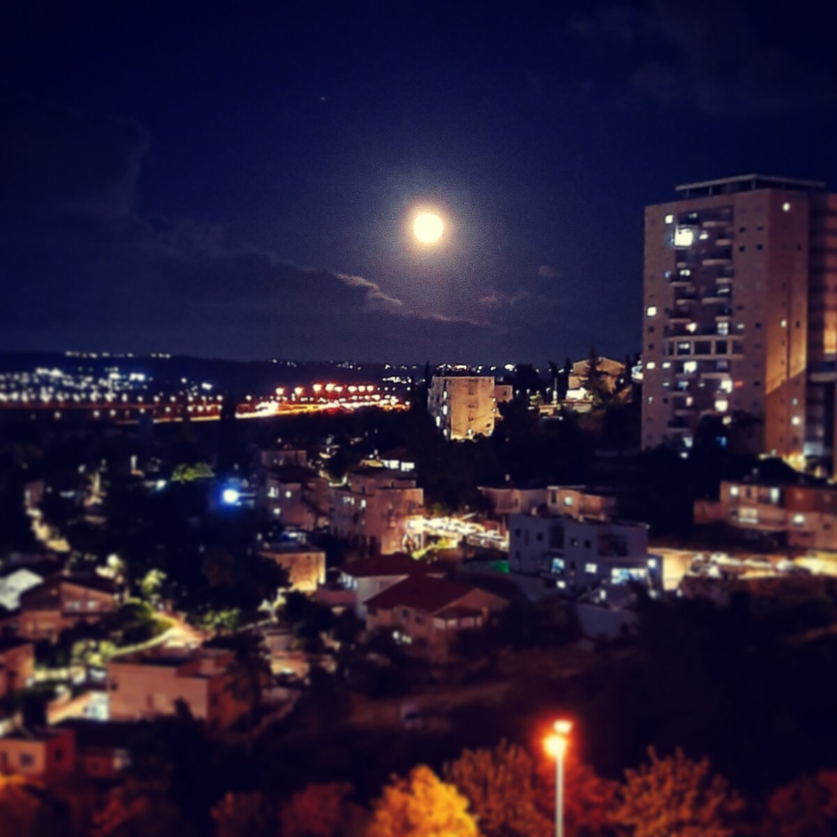 Сегодня за окном огромная луна