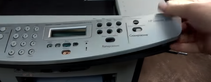 Шестигранником откручиваем восемь винтов на верхней крышке сканера